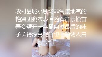 邀请素质单男一起来搞良家美妻，性感光亮丝袜，大大增加了性趣，单男很卖力，肏得漂亮人妻高潮不止！